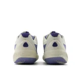 Championes de tenis New Balance 996 V6, diseñados para ofrecer velocidad, resistencia y flexibilidad en la cancha. Color lila con detalles en blanco y suela color crema.