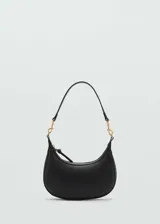 Bolso de hombro tipo hobo en color negro, con diseño curvo y minimalista. Cuenta con cierre de cremallera superior, asa corta ajustable y herrajes metálicos en tono dorado.