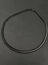 Collar tipo snake de diseño minimalista y elegante, con acabado continuo y sofisticado. Fabricado en acero inoxidable 304 con chapado en oro 18k.