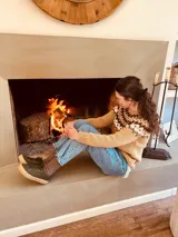 Sweater de punto color tostado con guarda pampa en marrón y blanco en la parte superior.