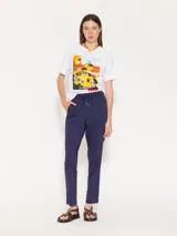 Pantalón babucha color borgoña, confeccionado en algodón liviano. Presenta cintura elastizada con cordón ajustable, bolsillos laterales y botamangas levemente entalladas.