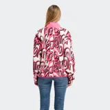 Campera de polar con diseño estampado en blanco y negro, cuello alto con medio cierre frontal y bolsillos laterales.