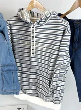 Canguro oversize de algodón rústico a rayas horizontales color azul marino y crudo, con capucha y cordones.