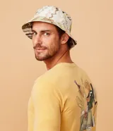 Sombrero tipo bucket de algodón con estampado de figuras abstractas y animales en tonos pastel.