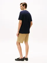 Remera azul marino de algodón con cuello redondo y logo de Tommy Hilfiger bordado en el pecho.