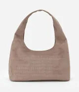 Cartera tipo hobo de tamaño grande, confeccionada en material sintético con textura de gamuza y grabado efecto crocco. Presenta una forma de media luna con cierre de cremallera y correa integrada para llevar al hombro.