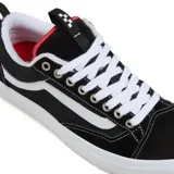 Championes de skate Vans modelo Old Skool 36+, color negro con franja lateral (sidestripe) blanca y costuras blancas. Suela de goma blanca gruesa y cordones blancos. Presenta detalles en rojo en el talón.