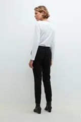 Pantalón negro de vestir, corte slim, con cintura elástica y bolsillos laterales.