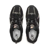 Championes New Balance U530CRB de mujer, color negro con detalles en beige y estampado animal print.