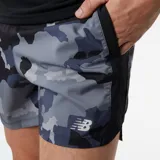 Short de running New Balance Accelerate 5 Inch con estampado de camuflaje en tonos grises y negros.