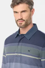 Remera tipo polo de manga larga con diseño de rayas horizontales en tonos azul marino, marrón, gris y blanco. Presenta cuello de tela tipo denim y cierre frontal con botones ocultos.