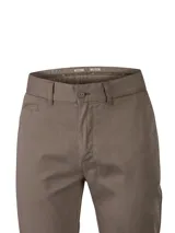 Pantalón de gabardina RKF modelo Napoli, color marrón con calce modern fit y tiro medio. Confeccionado con tejido elástico para mayor comodidad.
