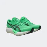 Championes de running Asics Magic Speed 5, color verde vibrante con detalles en negro. Presentan una entresuela con tecnología FF BLAST PLUS y amortiguación FF LEAP, placa de carbono de longitud completa y suela exterior de goma ASICSGRIP. Confeccionados con parte superior de malla técnica.