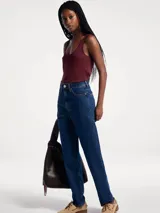 Pantalón de jean modelo mom con cintura alta, corte recto y color azul clásico.