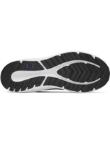 Championes de running Under Armour Charged Pursuit 4, color negro con suela blanca y detalle en degradado azul. Presentan parte superior de malla transpirable y tecnología de amortiguación Charged+ en la mediasuela para mayor retorno de energía.