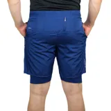 Short deportivo para hombre, color azul, de tejido ligero y acabado brillante, con calza interna integrada. Presenta un pequeño logo reflectante en la parte inferior derecha.
