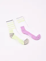 Pack de dos pares de medias de caña corta, uno blanco con rayas horizontales verde claro y puntera y talón gris, y otro blanco con rayas horizontales verde claro y puntera y talón lila.