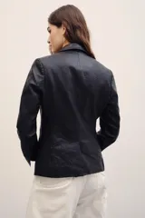 Blazer de cuero ovino color negro, con solapas clásicas, cierre frontal de un botón y bolsillos con solapa.
