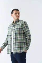 Camisa de hombre a cuadros color rosa, blanco y azul, de corte slim, manga larga, con bolsillo en el pecho y logo bordado.