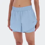 Short deportivo celeste con cintura elástica, short interior ajustado y bolsillo interno.