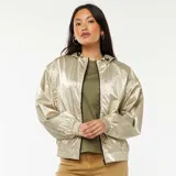 Campera cortavientos de acabado metalizado color dorado, con capucha ajustable mediante cordones, cierre frontal de cremallera negra y puños elásticos.