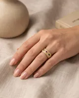 Anillo de bronce con baño de oro y textura granulada, adornado con piedras incrustadas en tonos verdes y rojos.