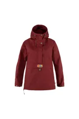 Anorak color mostaza con capucha ajustable, cierre de botones a presión en el cuello y bolsillo tipo canguro con botón a presión.