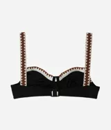 Top de bikini de media copa Bossa Nossa confeccionado en microfibra con aro estructurado, con diseño negro, ribete blanco y tirantes anchos en marrón con detalles geométricos en blanco. Cuenta con broche metálico en la espalda y breteles regulables.