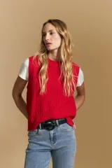 Chaleco tejido de punto en color azul marino, con diseño de textura sutil en relieve, escote redondo y terminaciones acanaladas en cuello, sisas y ruedo.