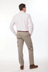 Pantalón cargo azul marino de corte recto, con bolsillos laterales y traseros con solapa, confeccionado en algodón con elastano.