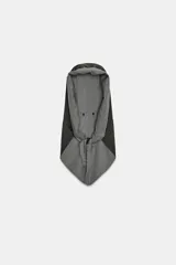 Capucha de diseño estructurado con exterior liso y forro interior con estampado de cuadros. Presenta un cierre frontal con lazada.