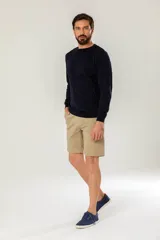 Bermuda clásica de gabardina color beige, con bolsillos traseros ojal con botón y etiqueta de la marca Legacy.