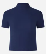 Blusa de ribana color marrón, con mangas cortas y cuello alto, de corte ajustado al cuerpo.