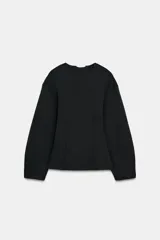 Jersey de cuello redondo y manga larga, confeccionado en tejido de punto elástico con detalle de pinzas en la cintura que definen la silueta.