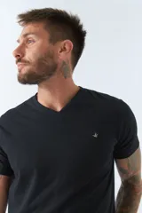 Remera básica de hombre con escote en V y manga corta. Presenta un diseño liso con logo bordado en el pecho.