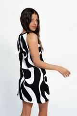 Vestido corto de corte halter con diseño holgado y estampado abstracto en blanco y negro.