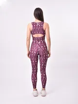 Calza larga de lycra estampada con diseño geométrico abstracto en tonos borgoña, blanco y marrón.