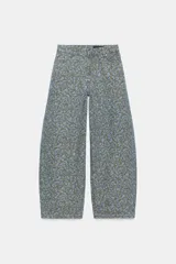 Jeans de tiro medio con corte barrel, confeccionados en denim con estampado floral integral. Presentan diseño de cinco bolsillos, cintura con trabillas y cierre frontal con cremallera y botón.