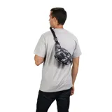 Riñonera Jansport modelo Fifth Avenue con estampado batik en tonos blanco y negro, con motivos de calaveras. Cuenta con un compartimento principal con cierre y un parche frontal con el logo de Jansport.