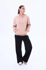 Buzo tipo canguro de felpa color marrón, con capucha ajustable mediante cordones y bolsillo frontal tipo canguro.