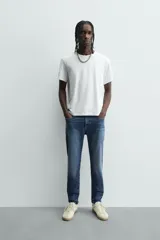 Jeans skinny cropped fit de corte ajustado y tiro medio, con diseño de cinco bolsillos y efecto lavado.