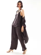 Musculosa con estampado animal print de leopardo, breteles finos y escote en V.