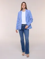 Blazer de lino y algodón color beige con diseño de rayas diplomáticas blancas, solapa clásica, cierre de un botón frontal y bolsillos laterales con solapa.