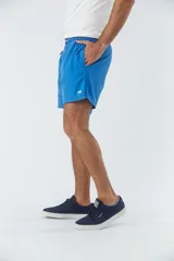 Short de baño liso color salmón, con cintura elástica ajustable mediante cordón, dos bolsillos laterales y un bolsillo posterior.