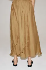 Falda midi de tiro medio color tostado, con cintura elástica ajustable con cordón y diseño asimétrico de volantes superpuestos.