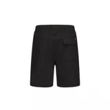 Short color arena con cintura elástica ajustable con cinturón de hebilla y bolsillo lateral con logo de la marca.