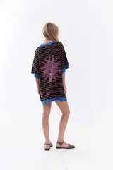 Vestido corto de tejido de punto con diseño de rayas horizontales en tonos rojo y rosado, con detalles en color marrón en el cuello, puños y ruedo. Presenta un ajuste relajado, mangas cortas y detalle de bordado frontal.