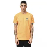 Remera color naranja con logo estampado en el pecho.