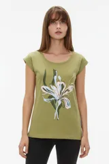 Remera de algodón blanca de manga corta, con cuello redondo y estampado frontal con la leyenda "New York" y flores abstractas en tonos marrones y rosados.