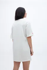 Vestido corto con mangas 3/4 holgadas y tela jersey rayada.